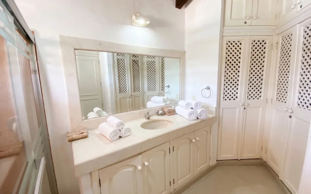 Oceanfront 5BR Villa by Monyxbnb