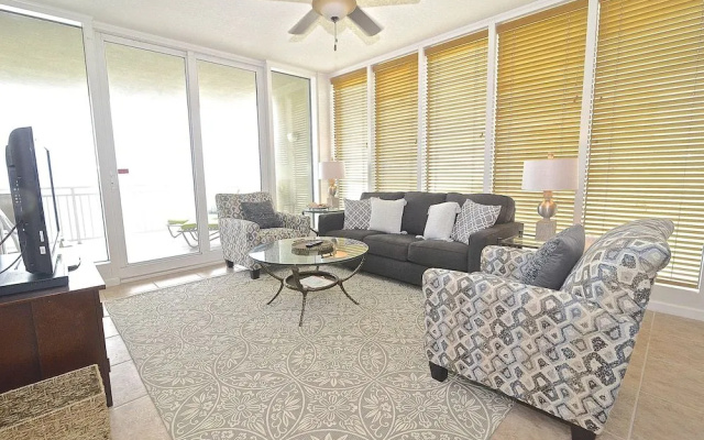 Colonnades 903