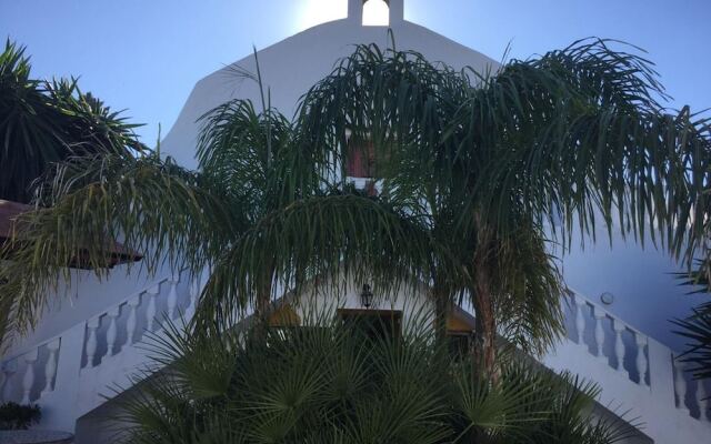 Отель Villa With 7 Bedrooms in Conil de Frontera, With Private Pool, Enclosed Garden and Wifi - 900 m From the Beach Кониль-де-ла-Фронтера вид на фасад
