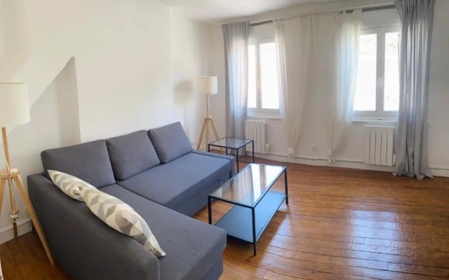 2nd floor Cozy Central Flat with free parking