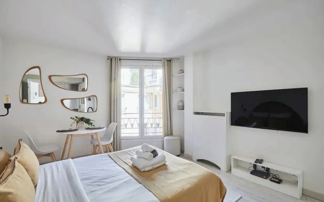 Modern Studio Montaigne Champs Elysees