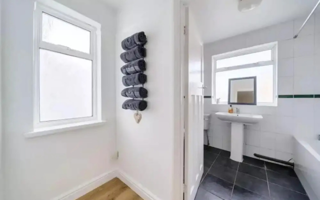 2br-sleeps6-parking-garden-nearlondon