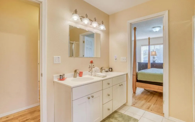 Ocean View and Modern Comforts - Stunning Nye Beach Retreat