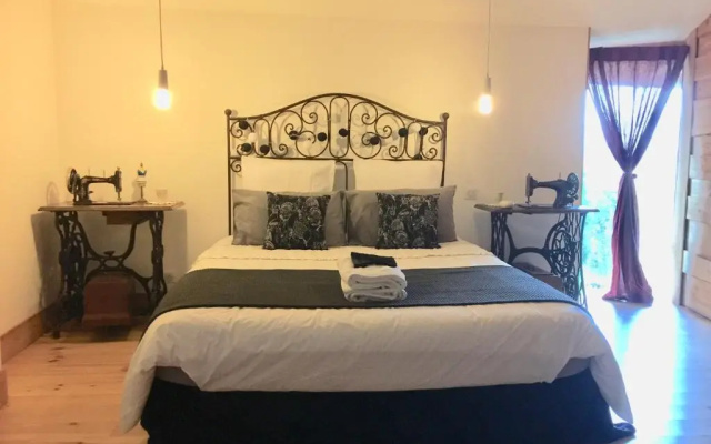 Magnificent Renovated Farmhouse - 10 Min A7 -