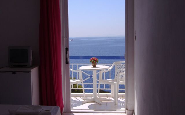 Отель Kavos Bay Seafront Hotel Греция, Эгина - отзывы, цены и фото номеров - забронировать отель Kavos Bay Seafront Hotel онлайн комната для гостей