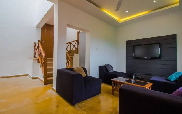 OYO Home 17402 Pool View Villa 4BHK