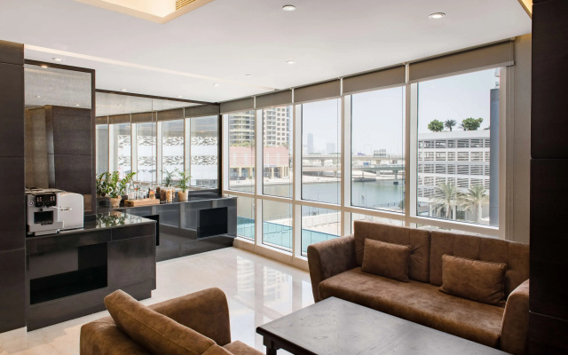 Отель Radisson Blu Hotel, Dubai Canal View