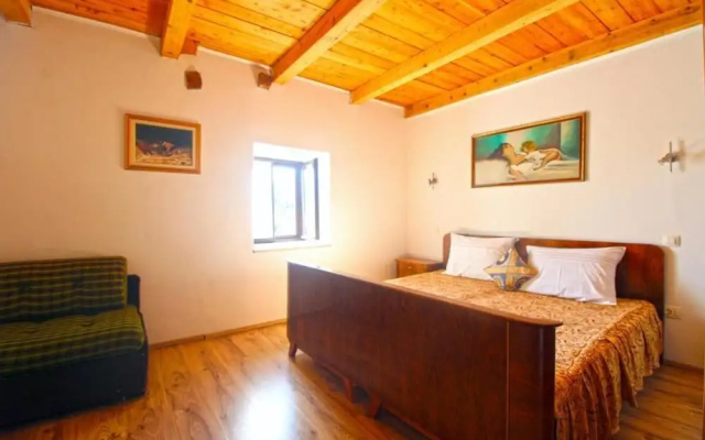 Comfortable Apartment With Pool and Garden