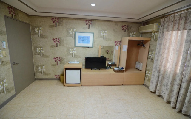 Four Season Youth Hostel
