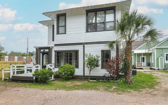 Aerie Loft: Cozy 1-bedroom Retreat in Biloxi, Perfect for Couples!