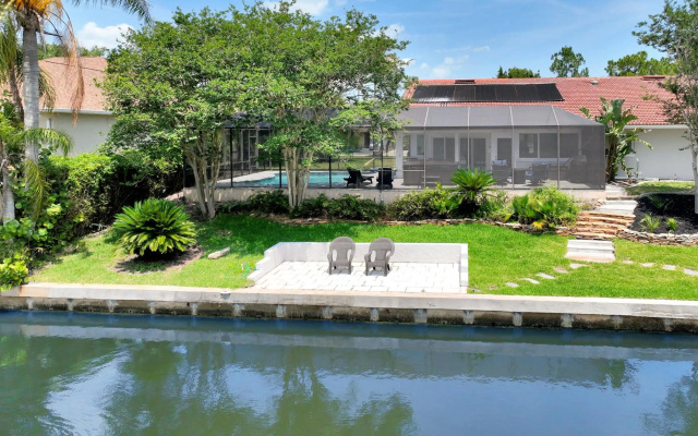 Manor on the Canal