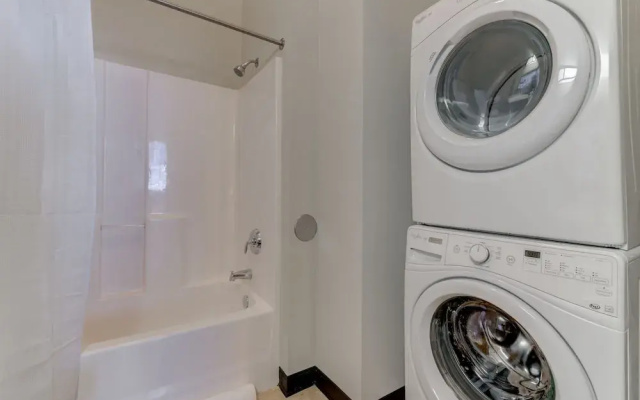 Milwaukee Classy 1BD 1BA Downtown Apartment