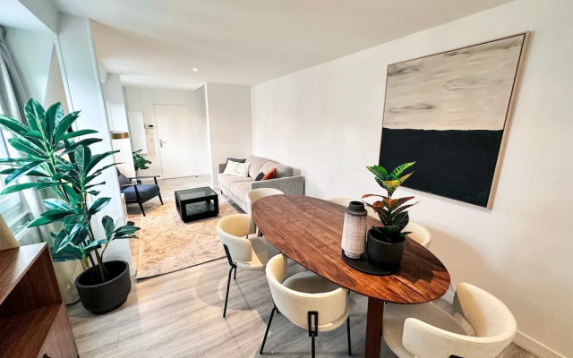 Copernic Right Luminous 2BR Apartment in Paris