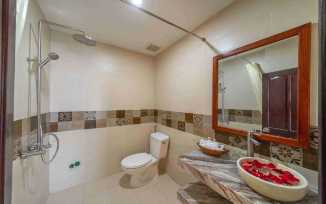The Lake Hoian Hotel