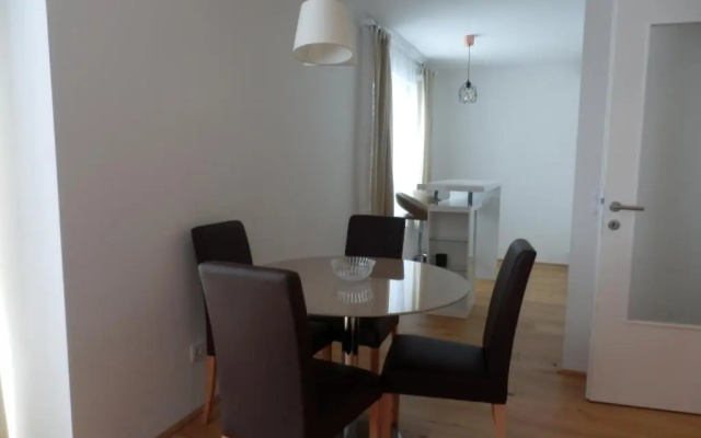 Spacious, Modern 1-bdrm Apt near VIC & Austria Ctr