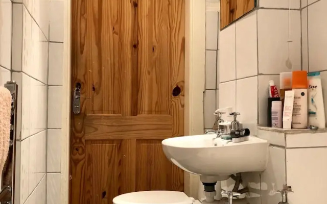 2 Bedroom Flat Near Leith