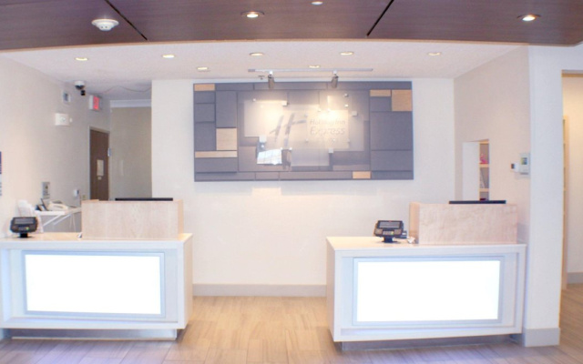 Holiday Inn Express & Suites Plainview by IHG