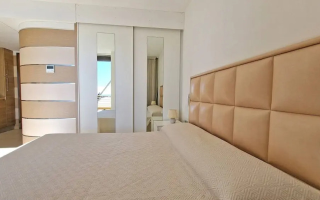 Penthouse Le Vele Sea View 2 Sleeps Air-conditioned
