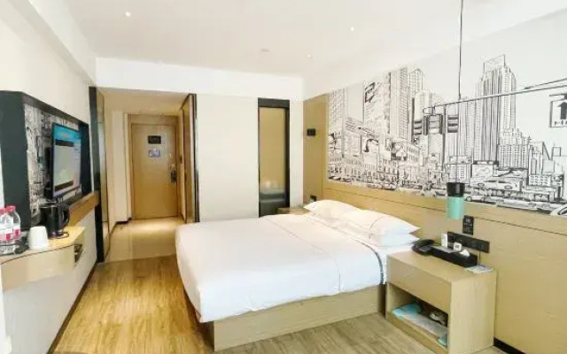 City Comfort Inn Hotel (Wuzhou High-speed Railway South Station Canghai Park)