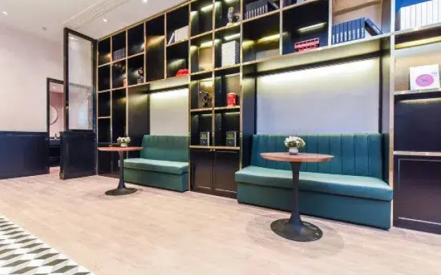 Wei Hotel Fan (Chongqing Xinpaifang)