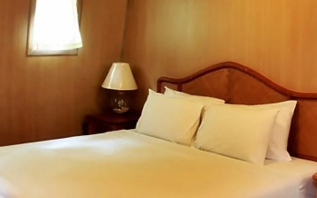 Aunchaleena Beach Front Resort