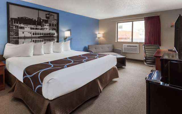 Super 8 by Wyndham Dubuque
