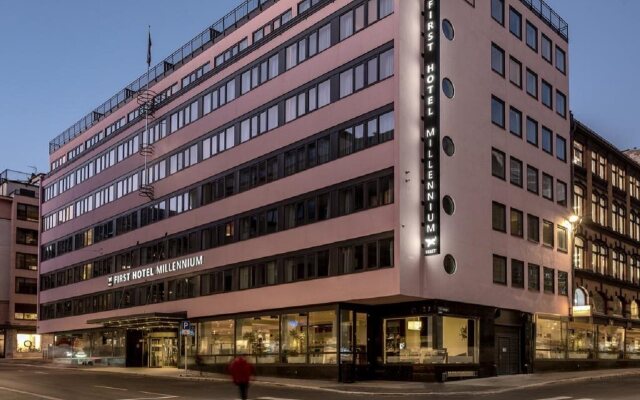 First Hotel Millennium вид на фасад