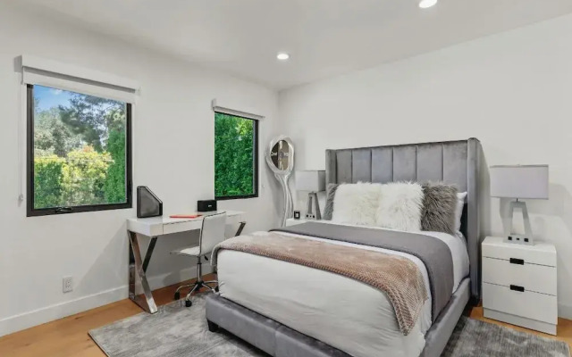 Casa Leona - Modern Masterpiece Behind Private Gates w/ Pool & Chef's Kitchen