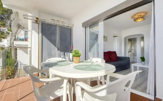 Apartment in Rosas Near Playa de Canyelles