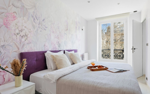 Elegant 2BR Steps to the Louvre