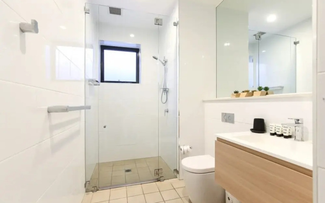 Gorgeous 2-bed Apartment By Shops