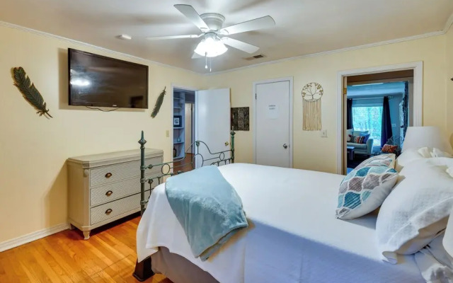 3 Mi to Dtwn Montgomery: Quiet Family Getaway!