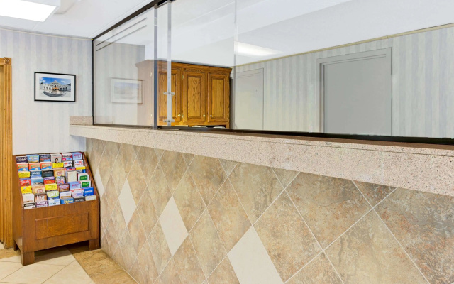 Super 8 by Wyndham Laurel