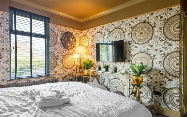Luxury Versace Sleeps10, Hottub, Pool Table, Skytv