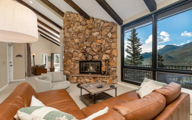 Cedar Upper Luxury Vacation  At Windcliff 3 Bedroom Home by RedAwning