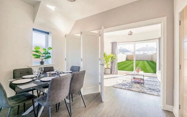Perfect Booking 4 Bed Home in Swindon