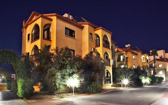 Отель Windmills Hotel Apartments Кипр, Протарас - отзывы, цены и фото номеров - забронировать отель Windmills Hotel Apartments онлайн вид на фасад