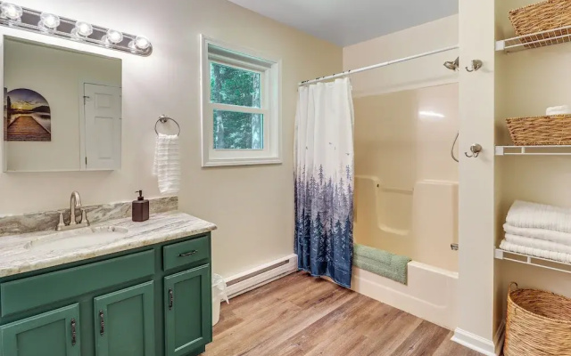 7 Mi to Big Boulder: Resort-style Poconos Retreat