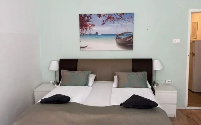 Modern 2BR Apt Steps from Westbahnhof
