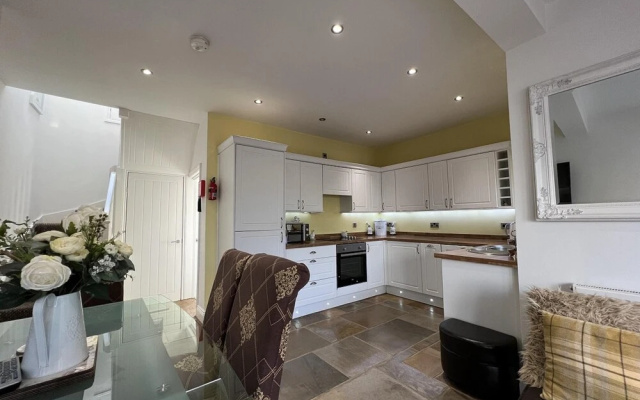 3 Bedrooms - 2 Bath Rooms - Dog Friendly - Parking