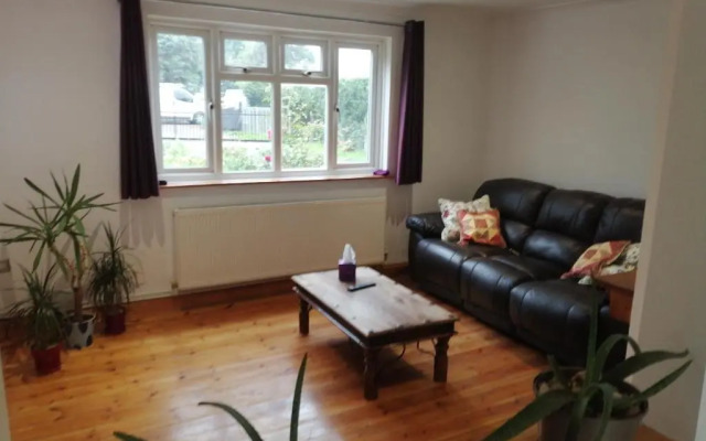 4 Bed House - Sleeps 10 - Pets - Parking - Wifi