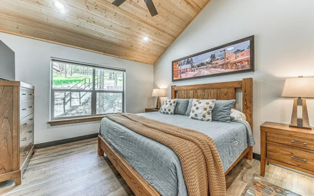 Walkable Location & Scenic Views: Ruidoso Cabin!