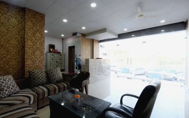 OYO 23606 Hotel Danaria