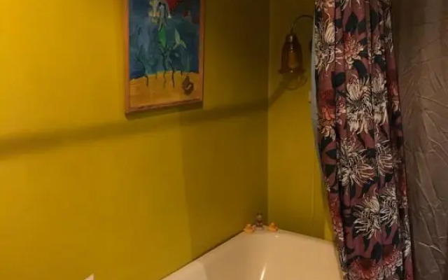 Cozy condo for up to 3 travellers, with kitchen and bath