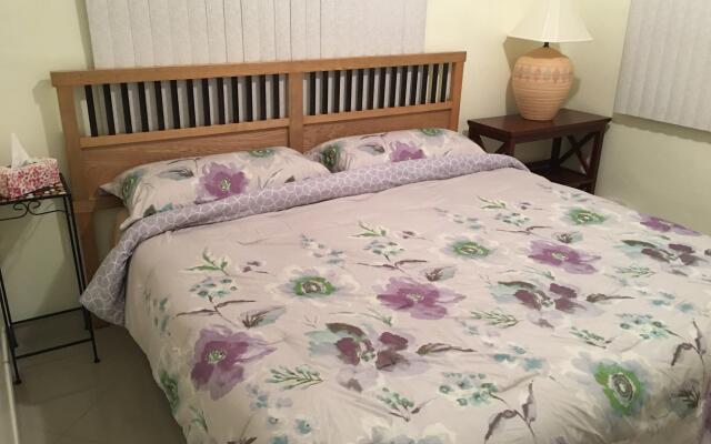 Отель Travelers Bed and Rest 1Bedroom вид на фасад