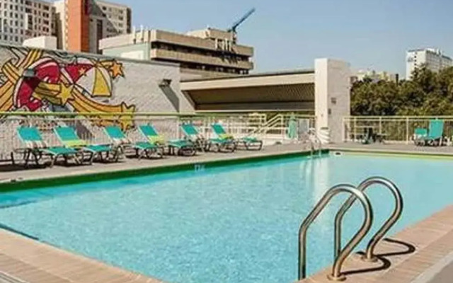 Texas State Capitol Flat- Social Living + Pool