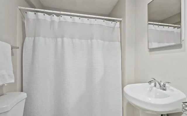 Top Rated Townhome - Largest Corner Unit With Patio, Deck, Basement, and new Luxury Mattresses! Self Checkin. Super Host Support!