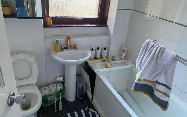 6 Guests - Parking - Patio - Near Coast