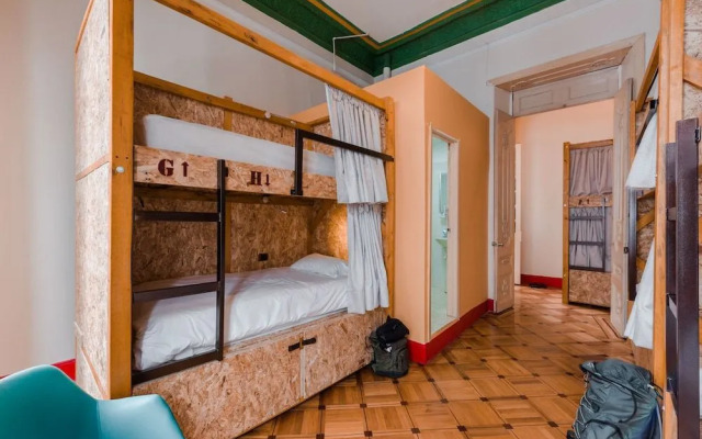 R10 Hostal - Hostel