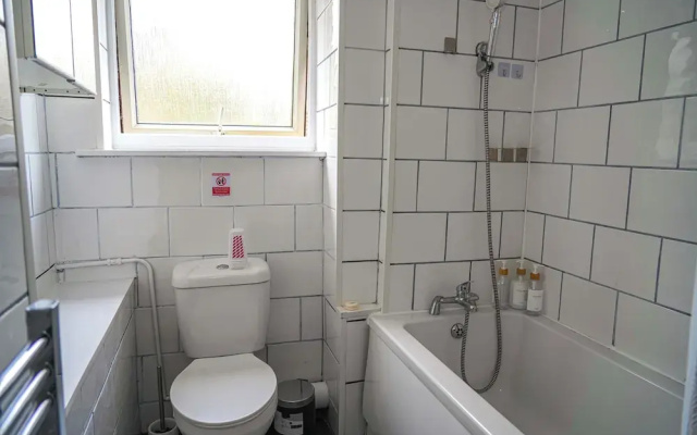 Milton Keynes Home - Sleeps 4 - Parking